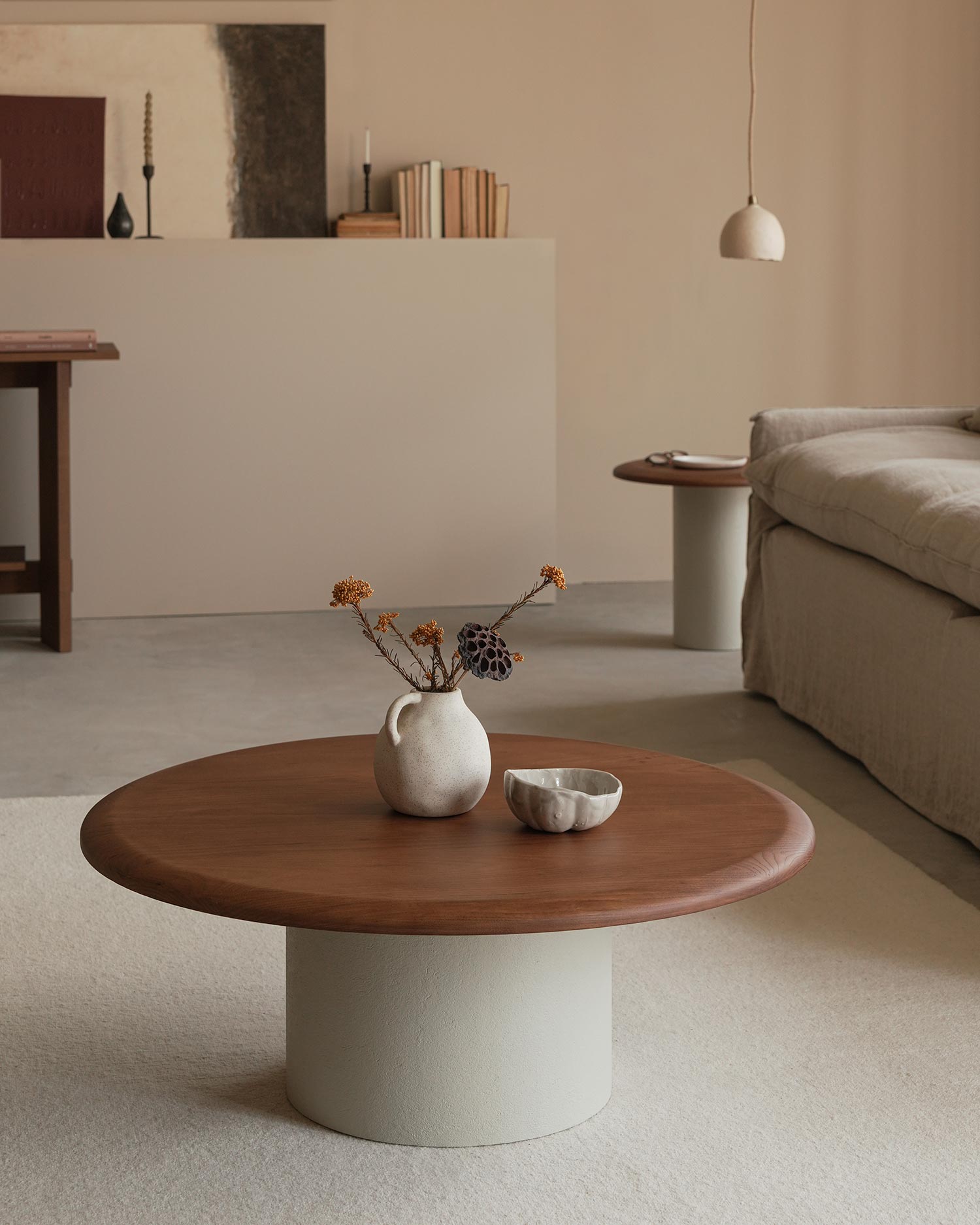 Mesa de centro Deia de madera maciza de fresno acabado moka Ø90 cm