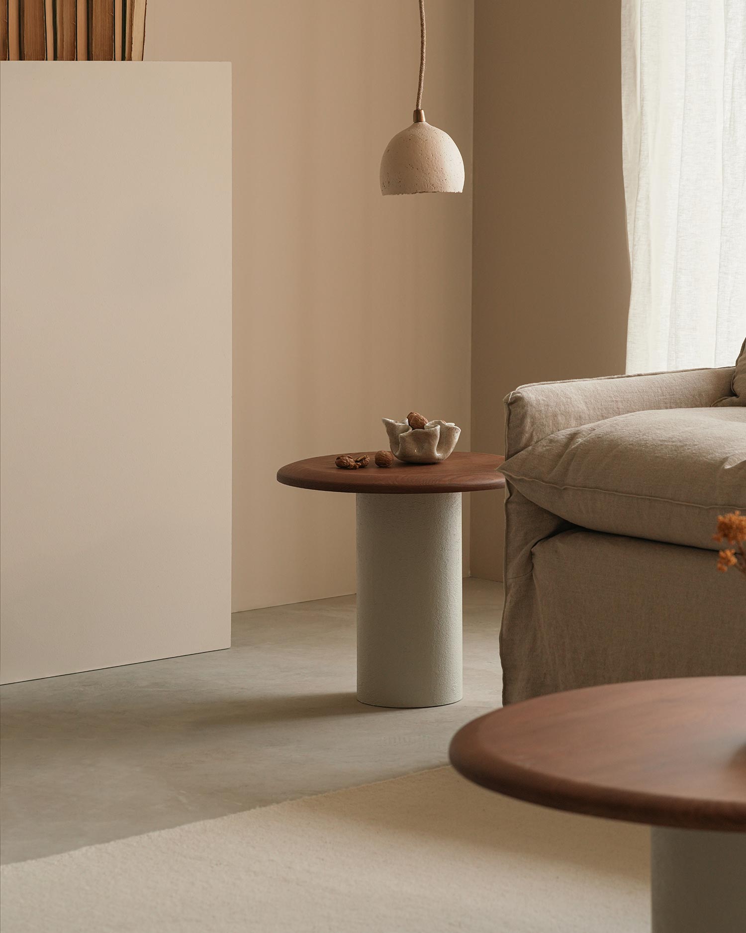 Mesa auxiliar Mini Deia de madera maciza de fresno acabado moka Ø50 cm