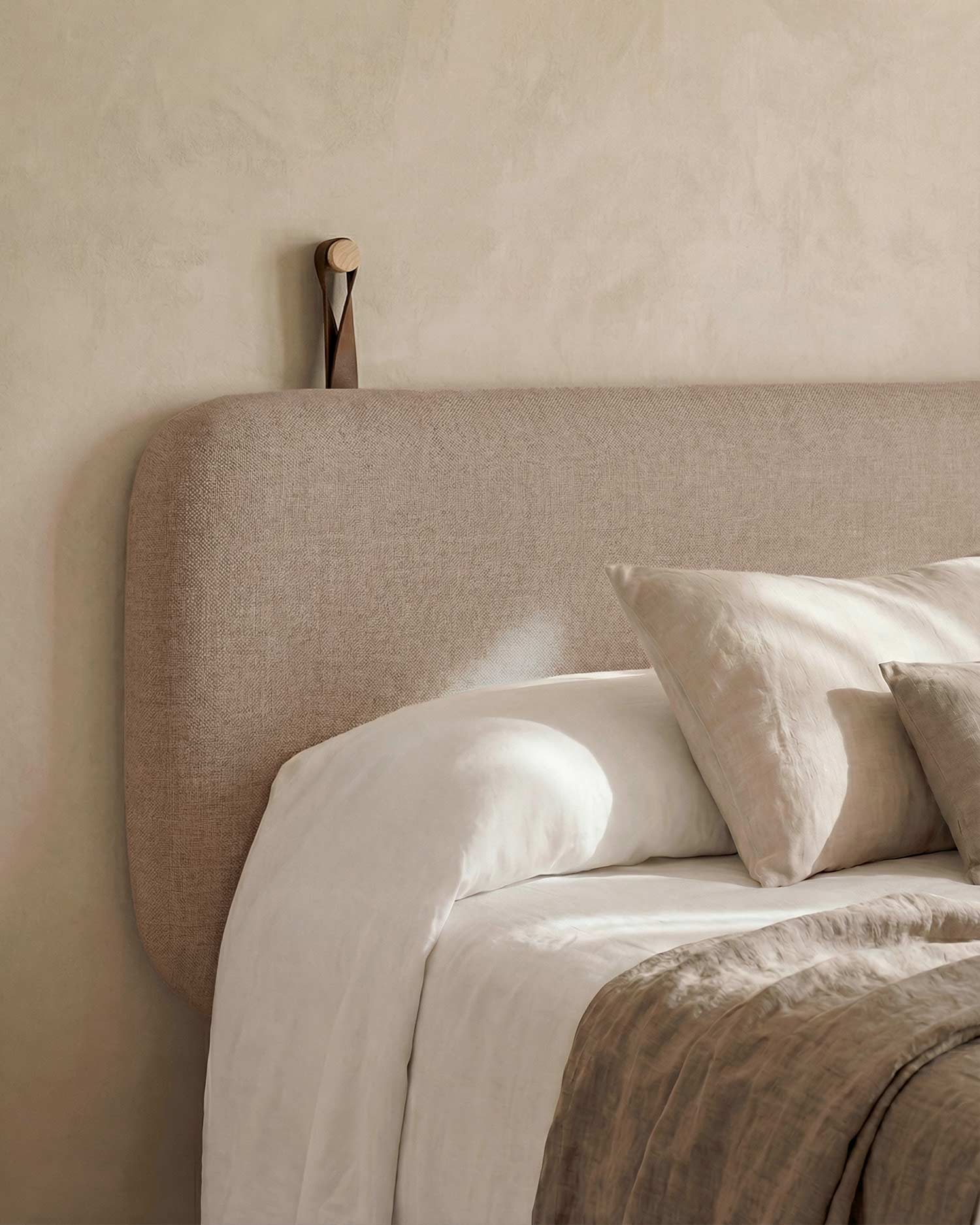 Cabecero Auba lino camel con colgadores de piel (cama 160 cm)